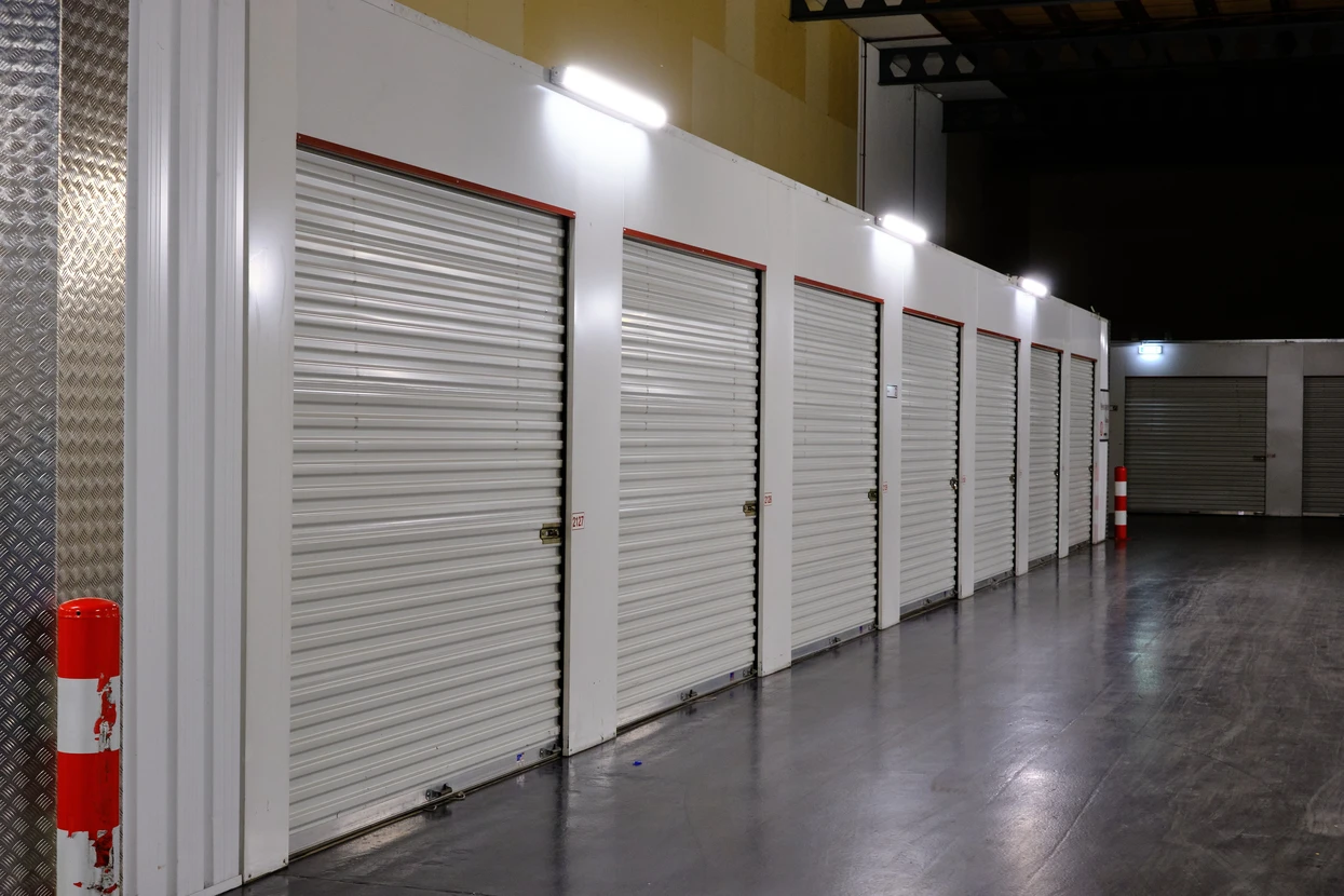 Intérieur d'entrepôt de self-stockage avec couloir éclairé par spots LED