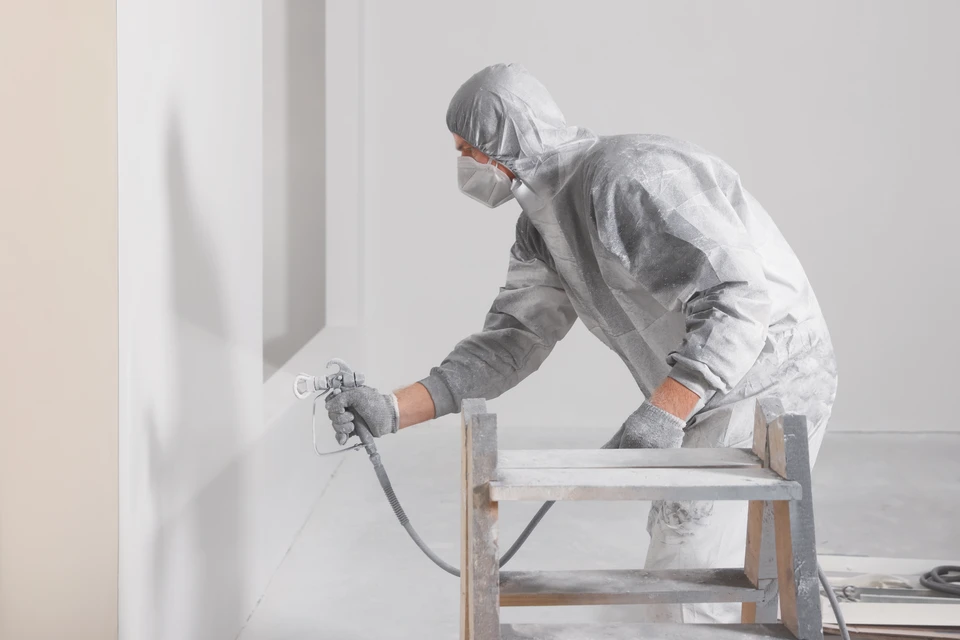 Photographie d'un intérieur élégant et raffiné mettant en scène une pièce de vie (salon, cuisine ou chambre) avec des finitions irréprochables : murs peints d'une couleur sophistiquée aux transitions nettes et sans défaut, parquet vitrifié brillant et impeccable, revêtements muraux ou enduits décoratifs subtils, éclairage mettant en valeur la qualité des surfaces. L'image doit transmettre la précision, l'excellence des finitions et la transformation d'un espace quotidien en lieu esthétiquement magnifié par un travail artisanal de haute qualité.