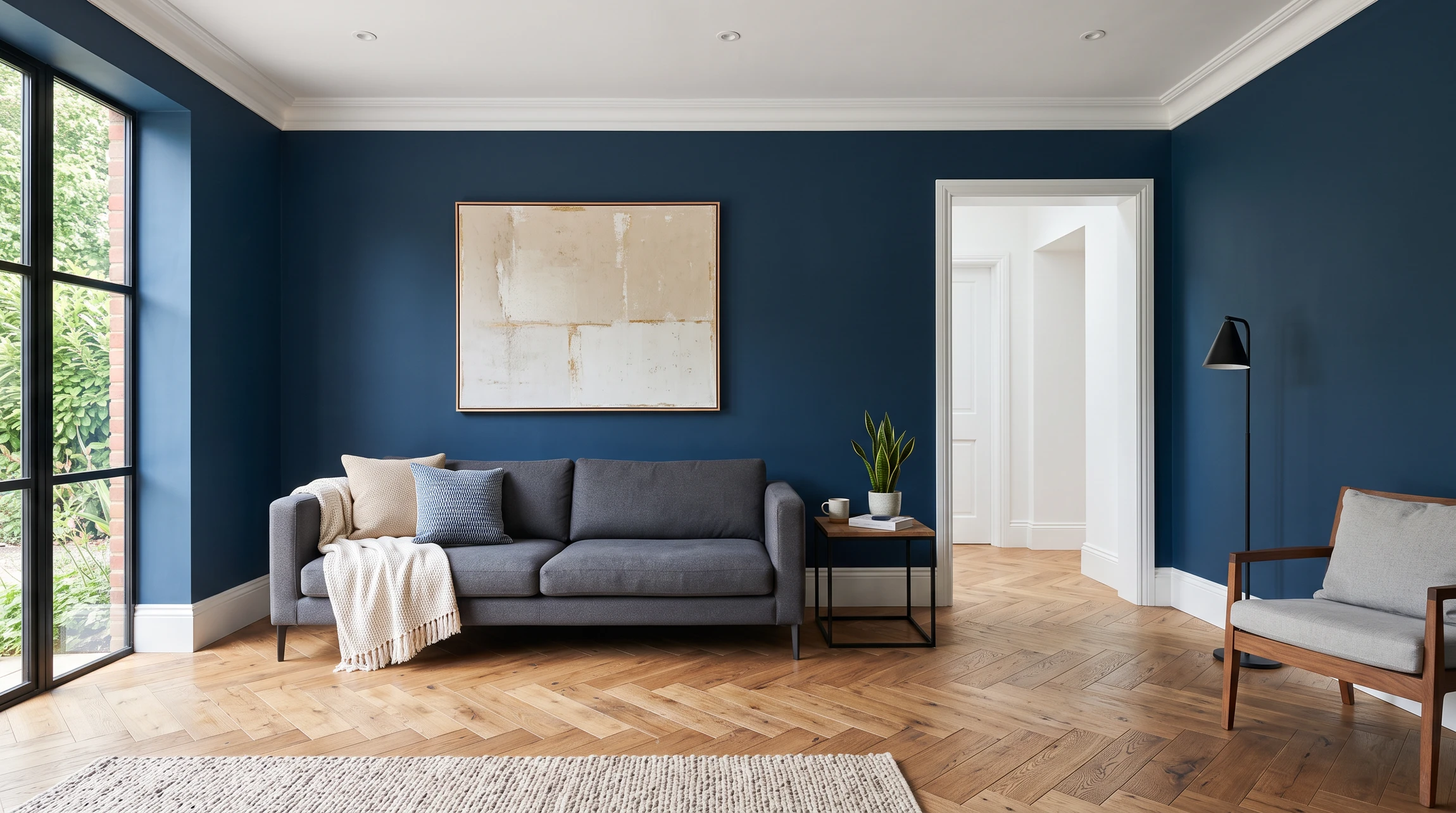 Une personne peint un mur intérieur en bleu à l'aide d'un rouleau de peinture avec manche télescopique jaune