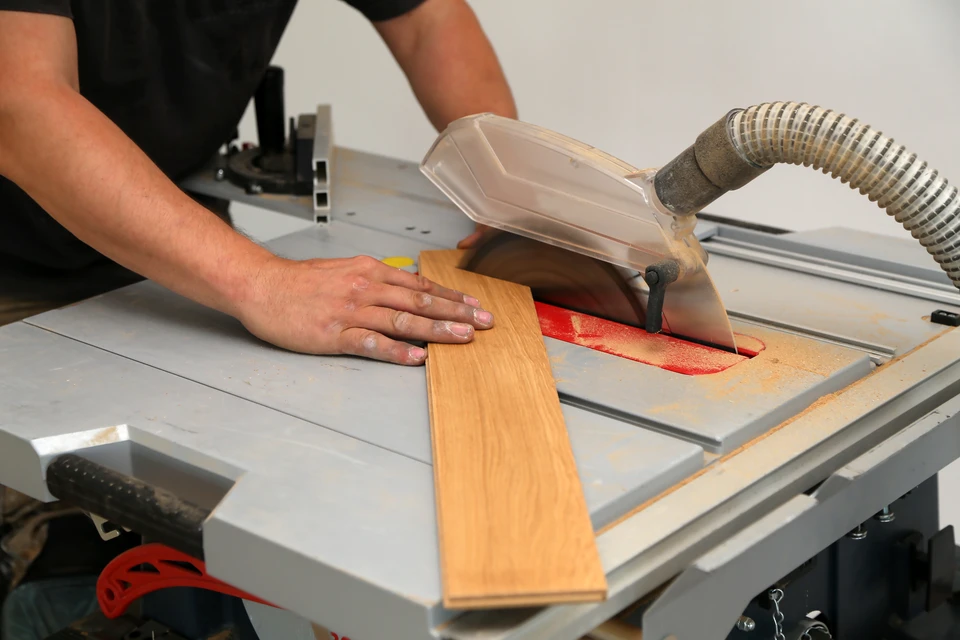 Intérieur d'atelier ou showroom présentant un éventail de lames de parquet disposées en cascade