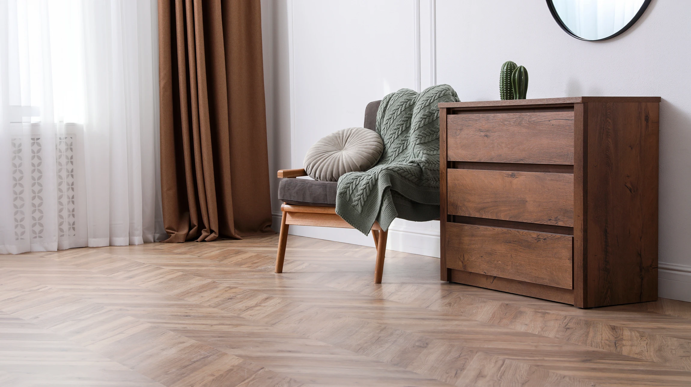 Intérieur d'atelier ou showroom présentant un éventail de lames de parquet disposées en cascade
