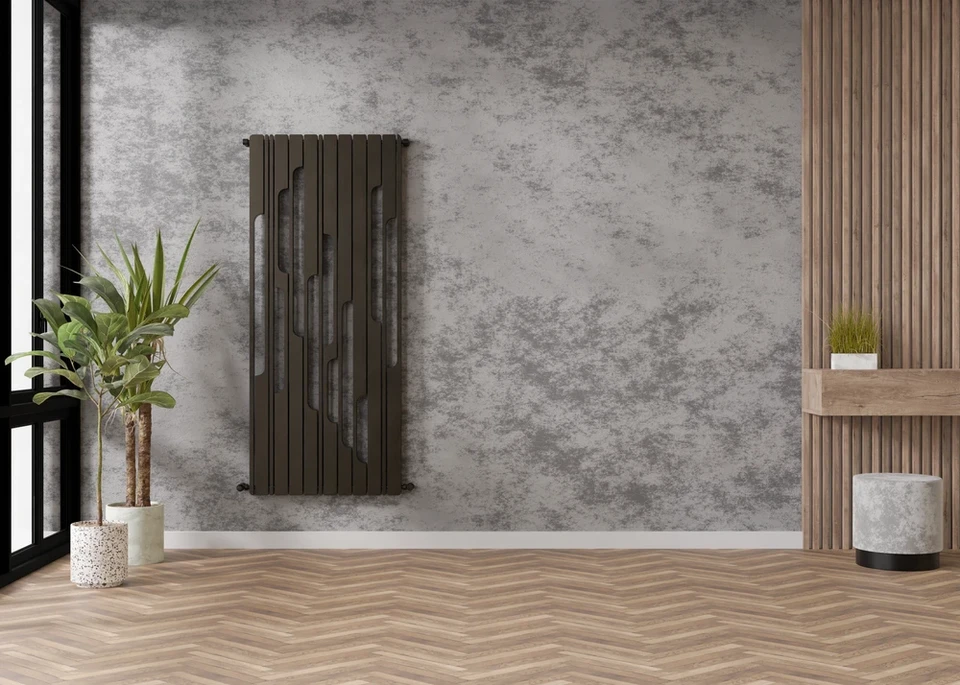 Intérieur résidentiel avec radiateur en fonte peint en violet installé contre mur vert décoré de motifs végétaux