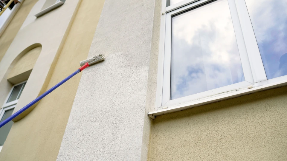 Chantier de rénovation de façade d'immeuble résidentiel en brique avec échafaudage métallique tubulaire