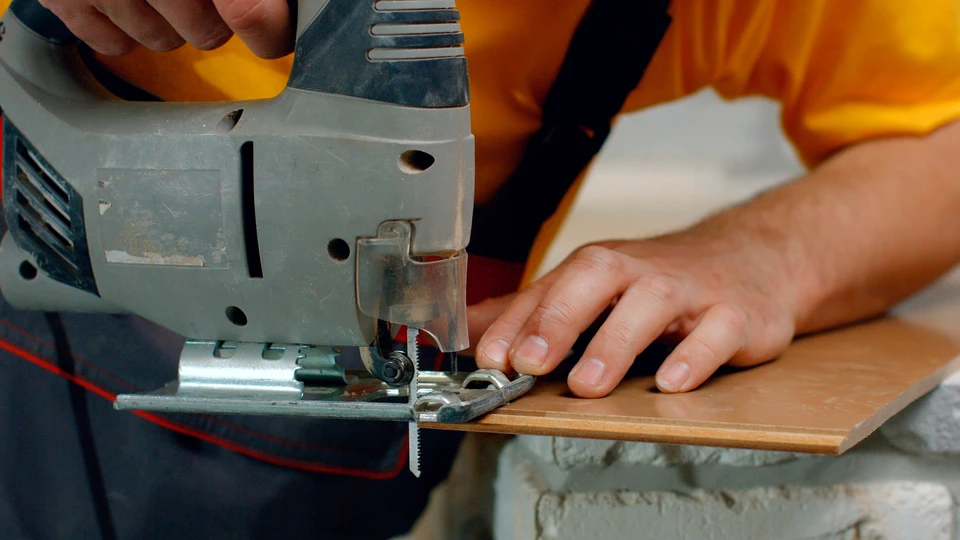 Intérieur d'entrepôt ou atelier avec rangement de matériaux industriels